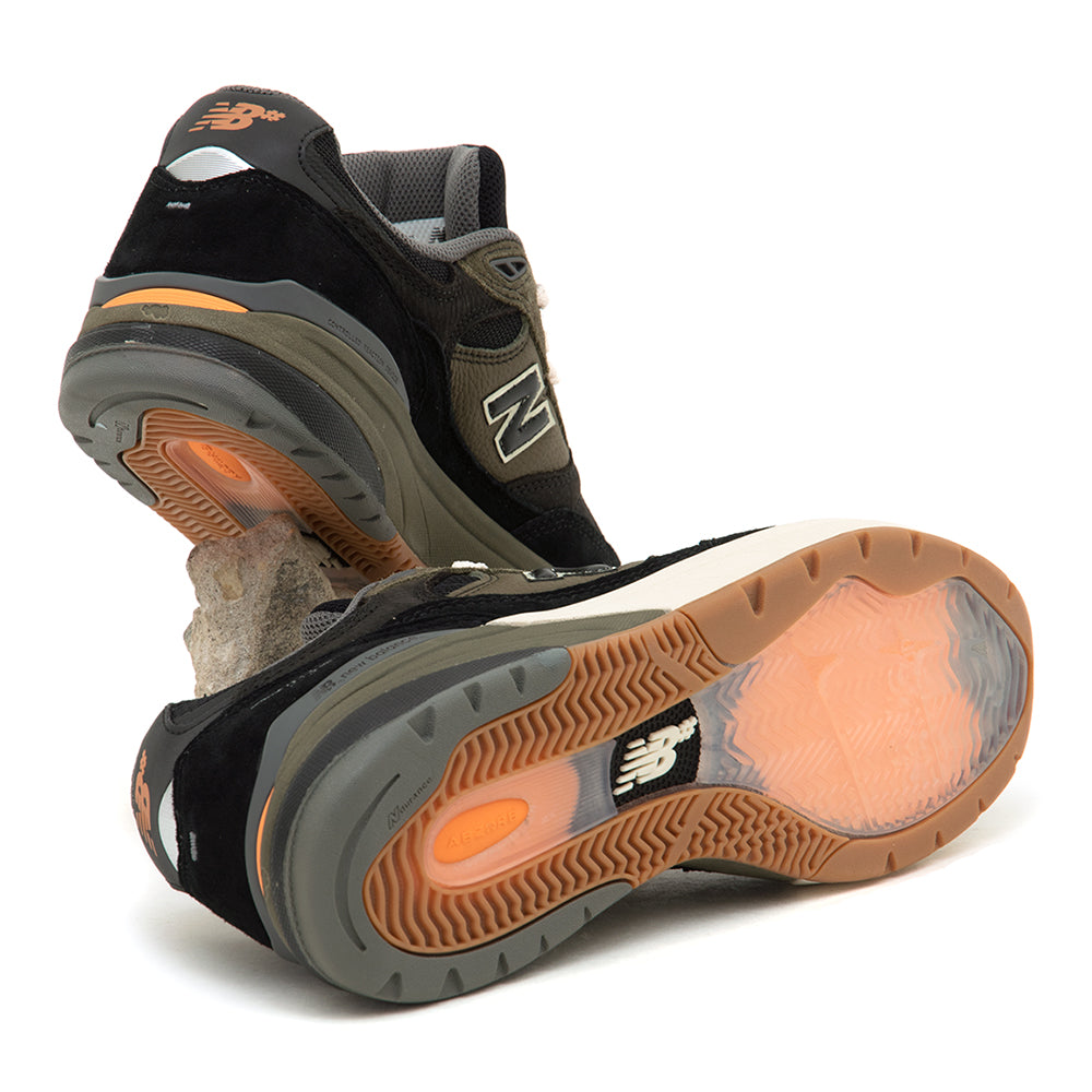 NM933 Andrew Reynolds (Black / Green)